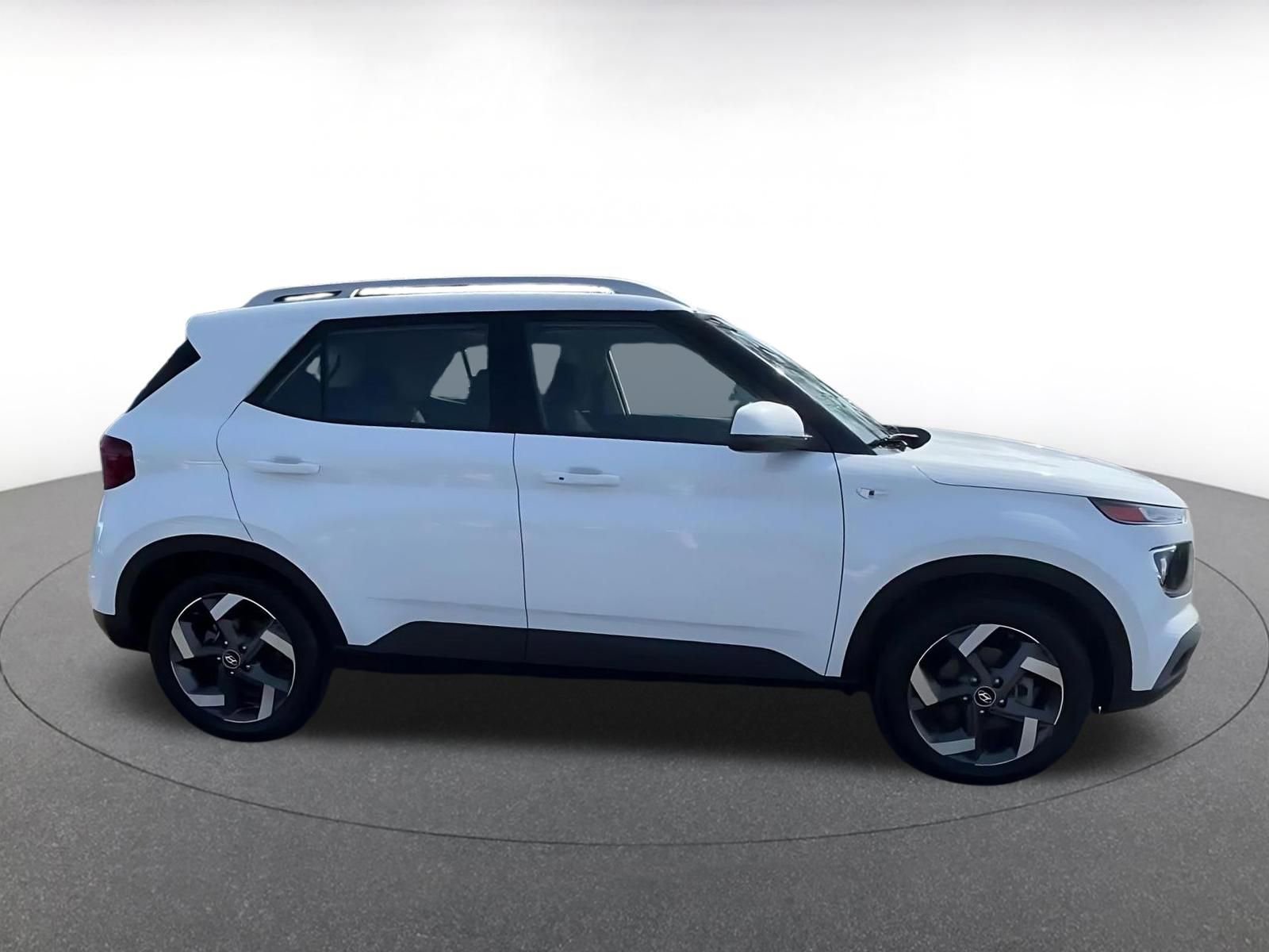 Used 2025 Hyundai Venue SEL FWD image 16