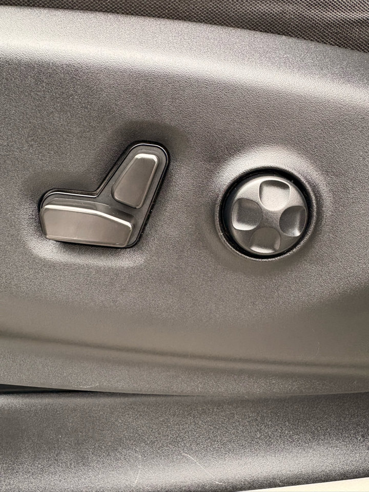 Used 2022 Chrysler Voyager LX image 9