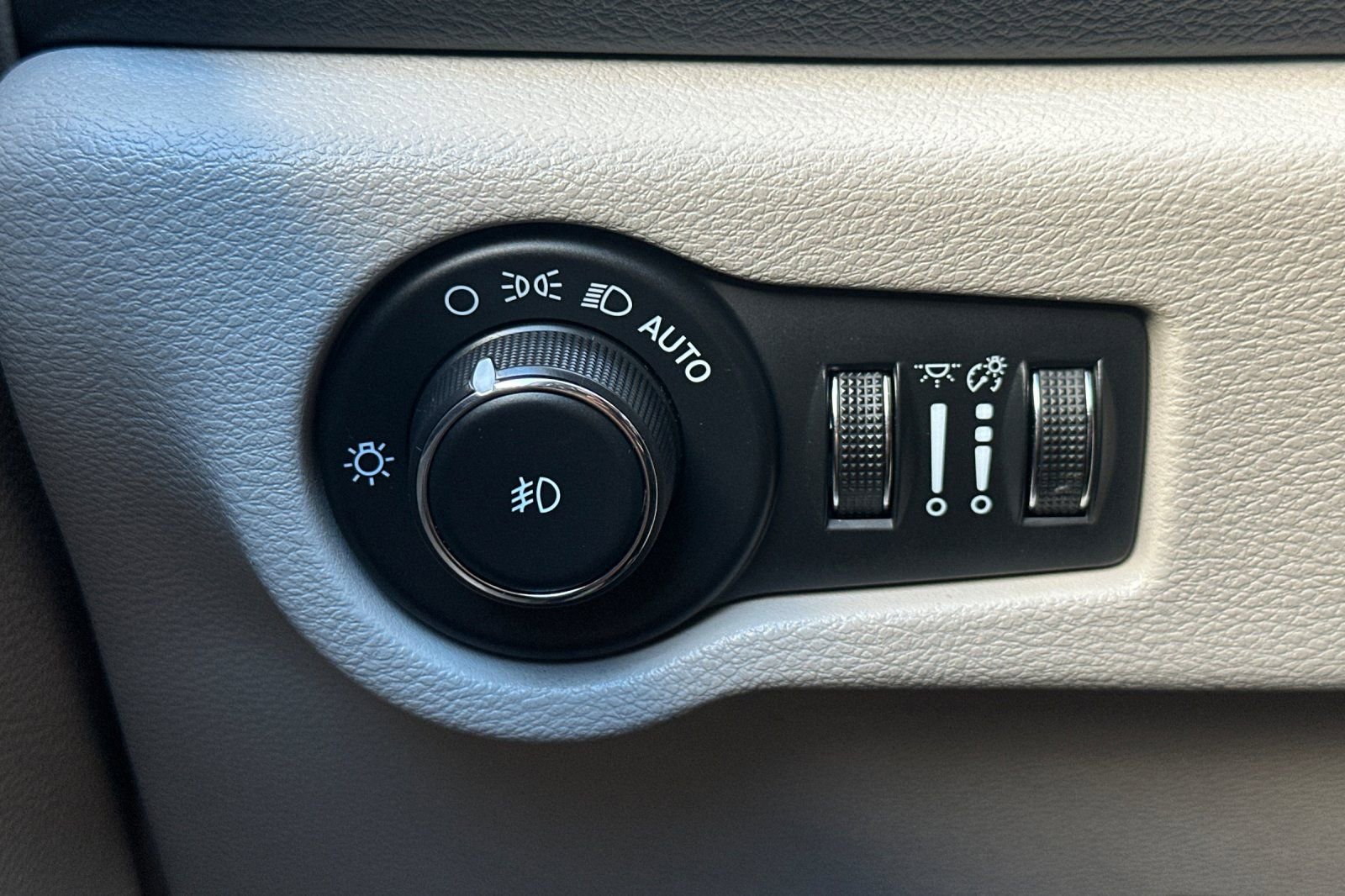 Used 2023 Chrysler Pacifica Touring-L image 43