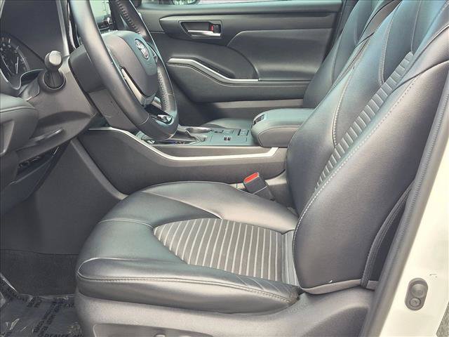 Used 2021 Toyota Highlander XSE FWD image 15