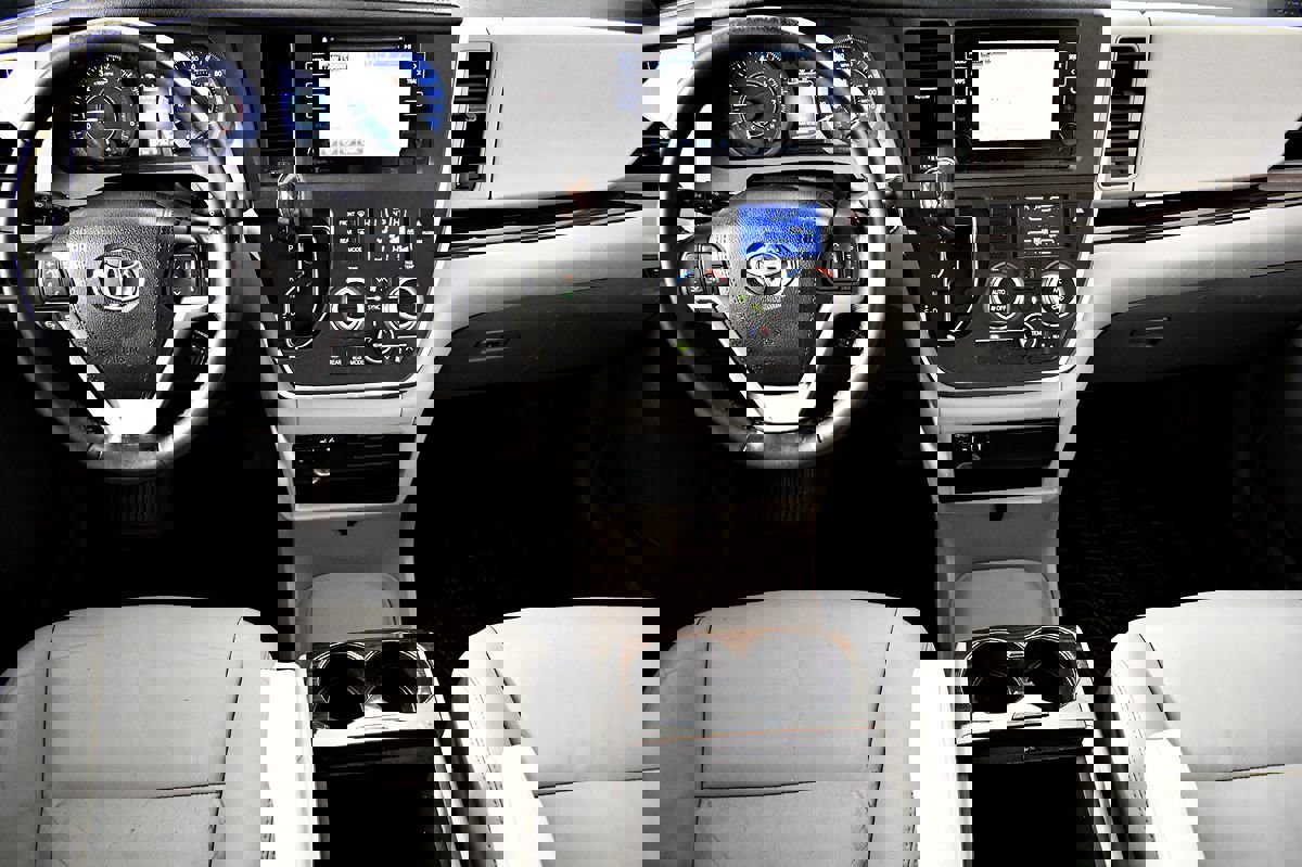 Used 2015 Toyota Sienna XLE image 19