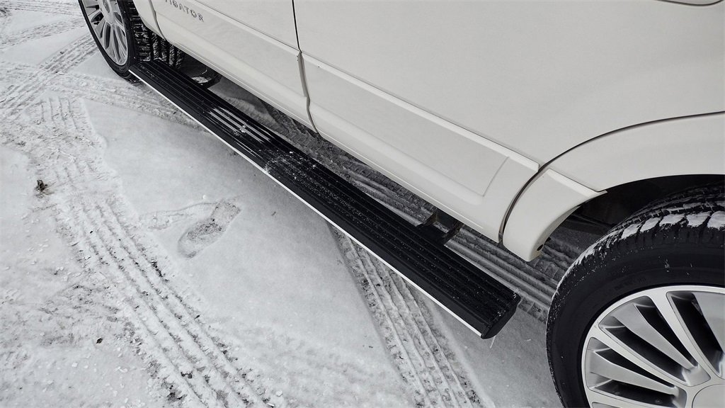 Used 2017 Lincoln Navigator Select image 10