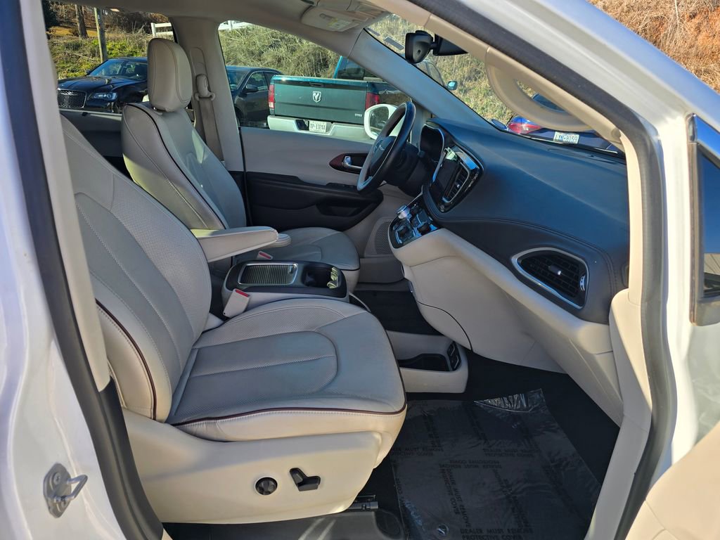 Used 2017 Chrysler Pacifica Limited w/ Tire & Wheel Group image 27