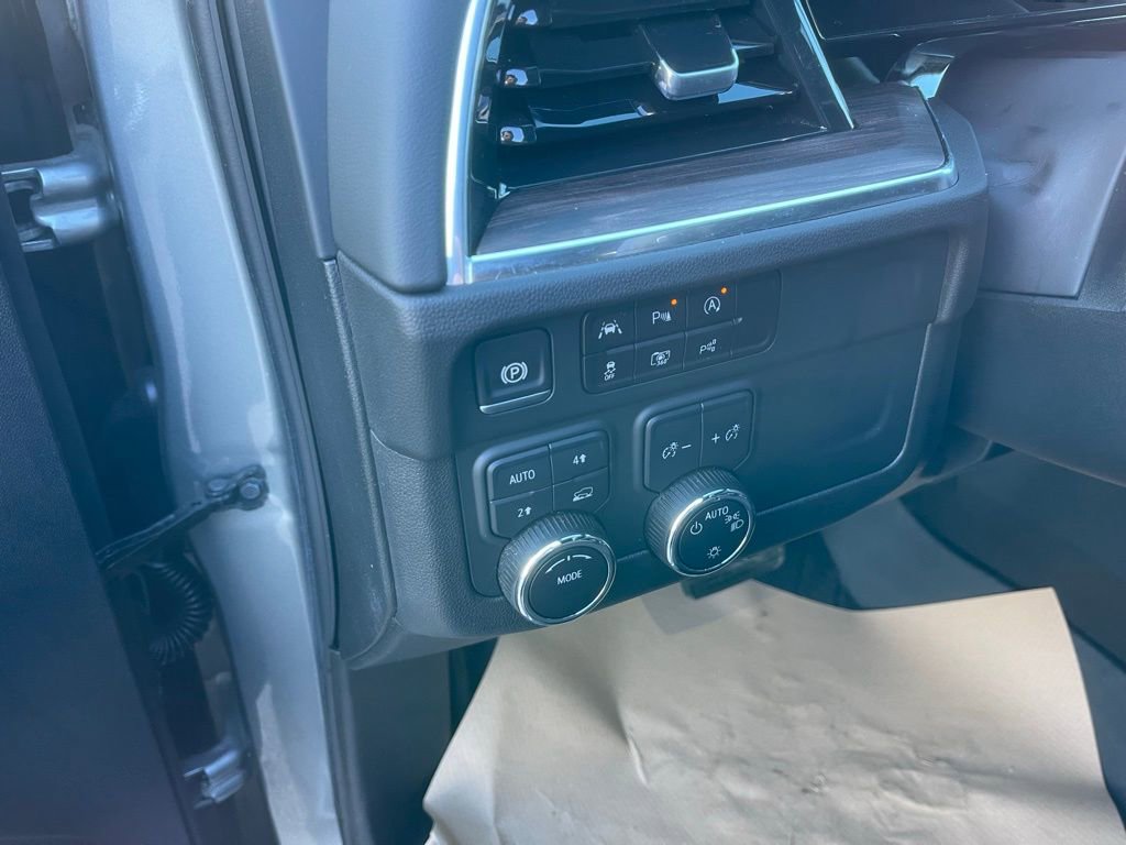 Used 2025 Chevrolet Suburban LS image 12
