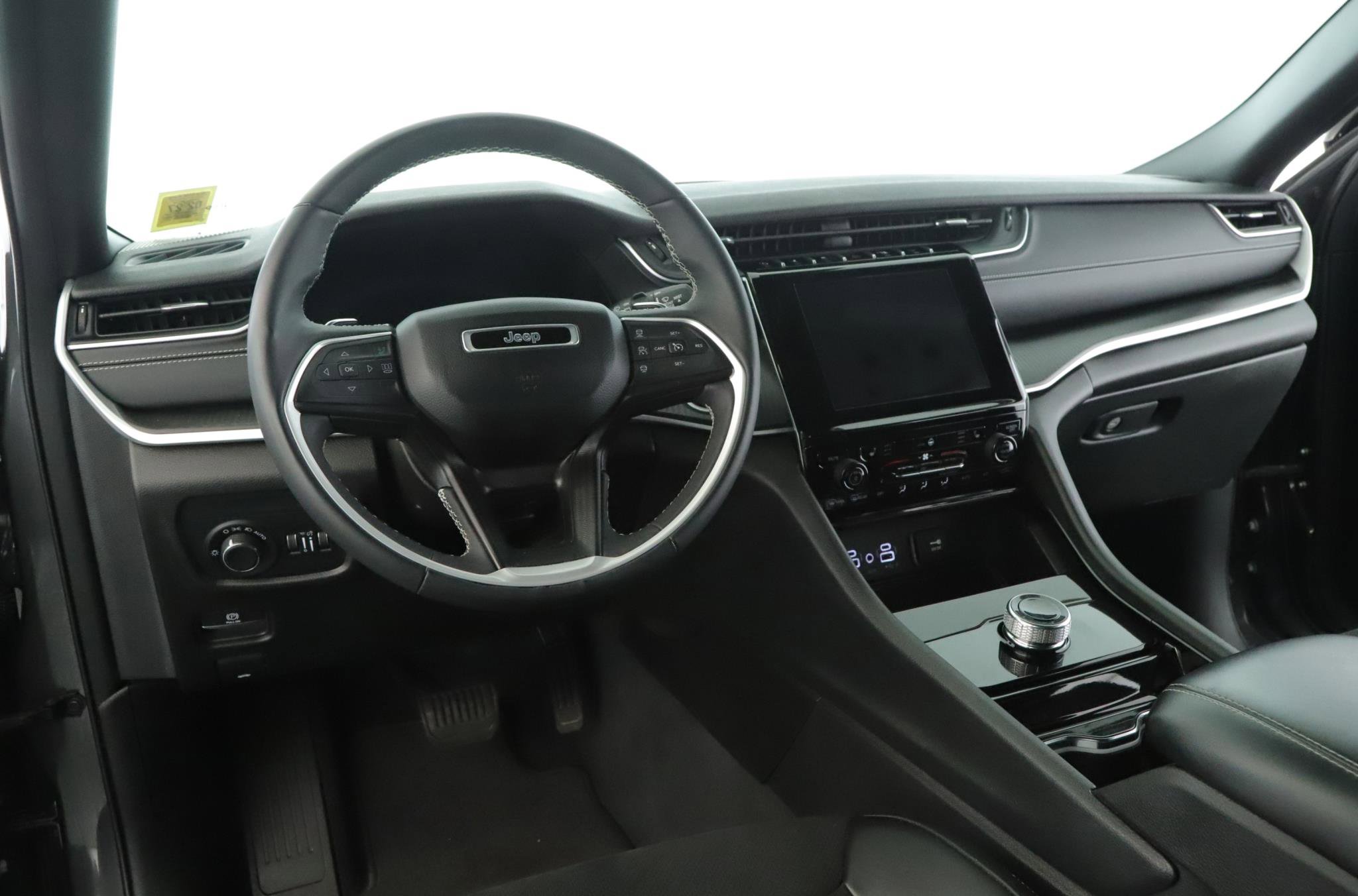 Used 2023 Jeep Grand Cherokee L Laredo image 2