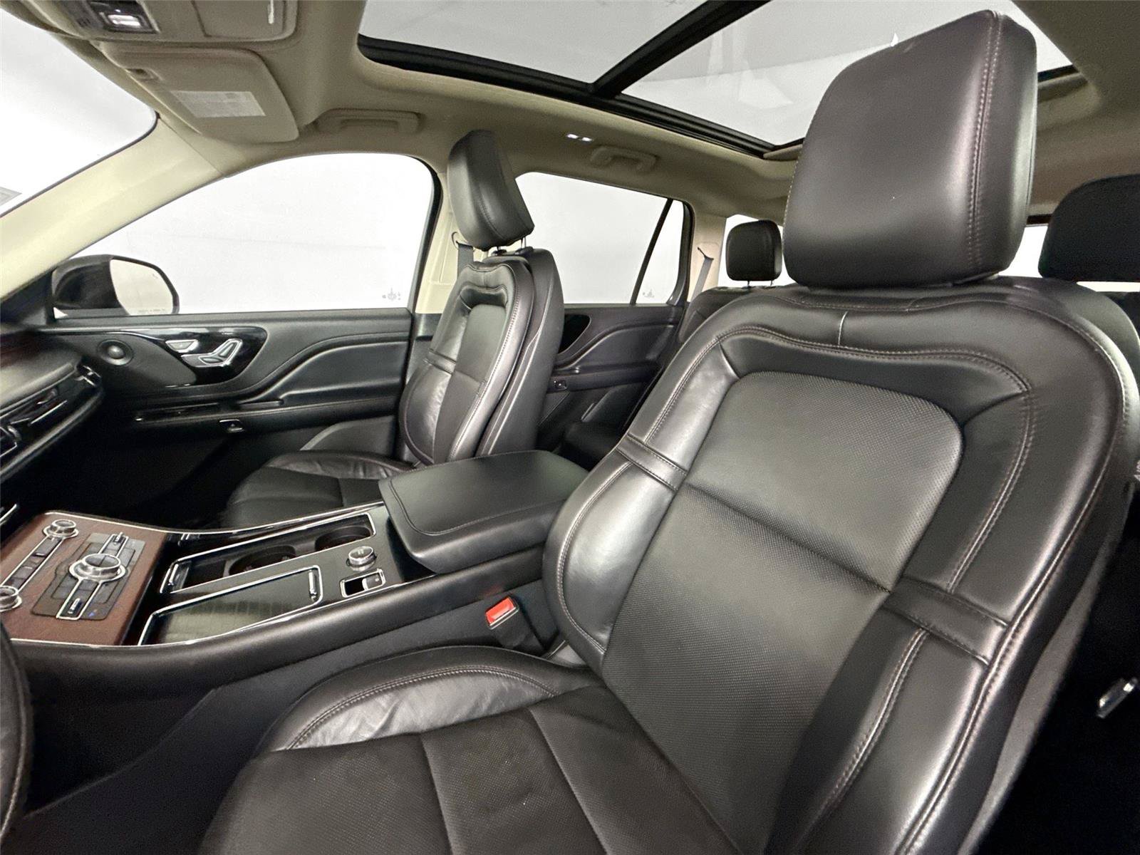 Used 2022 Lincoln Aviator Reserve AWD/4WD image 3
