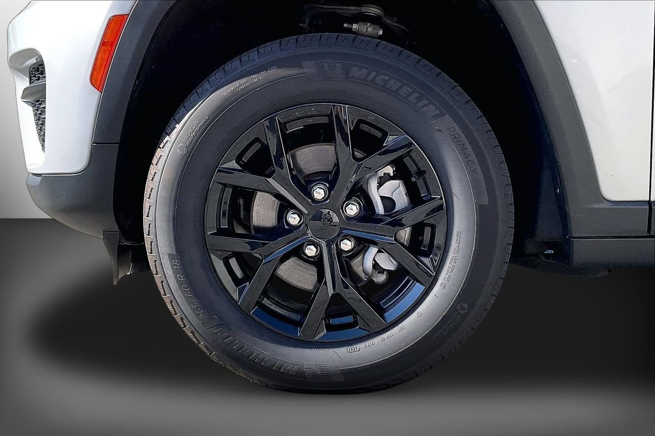 Certified 2025 Jeep Grand Cherokee Altitude AWD/4WD image 32