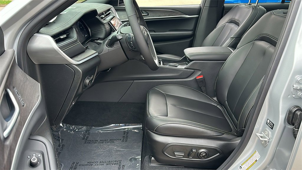 New 2025 Jeep Grand Cherokee Limited w/ Black Appearance Package image 13