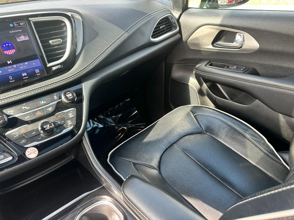 Used 2024 Chrysler Pacifica Premium image 17