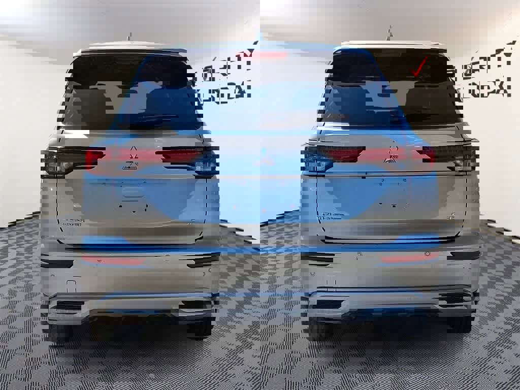 Used 2024 Mitsubishi Outlander SE image 5