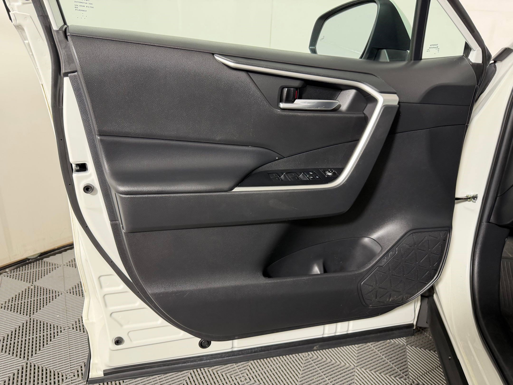 Used 2022 Toyota RAV4 XLE FWD image 21