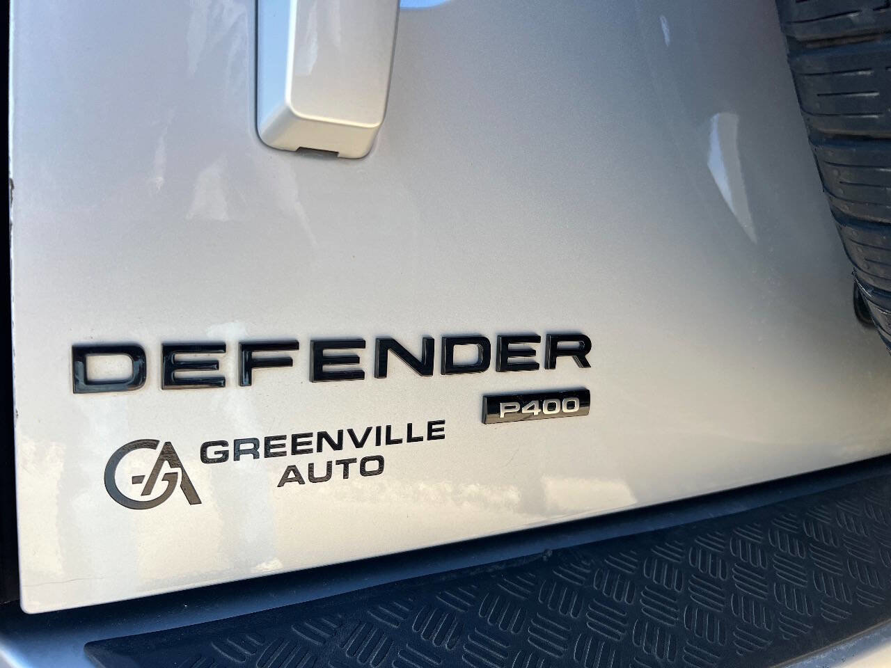 Used 2023 Land Rover Defender 110 SE image 32