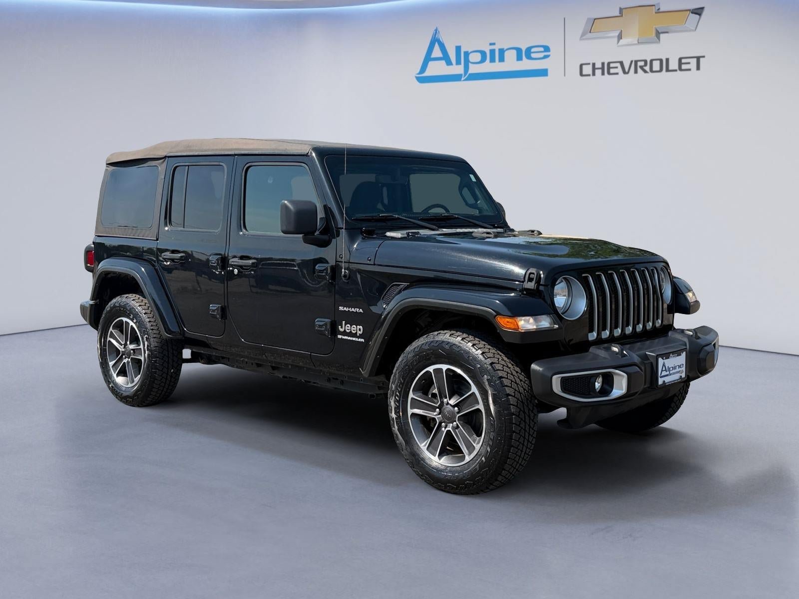 Used 2023 Jeep Wrangler Unlimited Sahara w/ Cold Weather Group AWD/4WD image 7