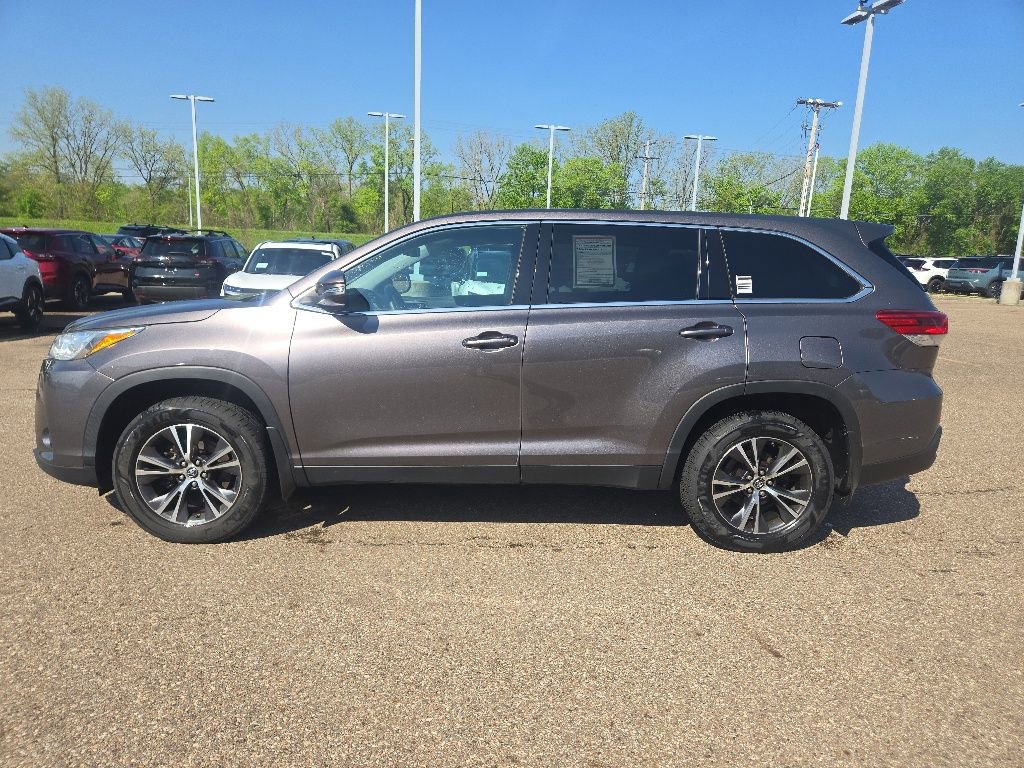 Used 2019 Toyota Highlander LE AWD/4WD image 4