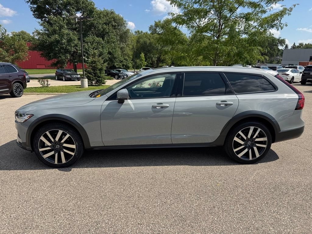 Used 2025 Volvo V90 B6 Cross Country Ultra AWD/4WD image 2