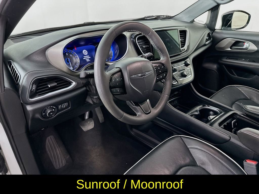 Used 2023 Chrysler Pacifica Limited w/ Uconnect Theater Family Group image 14