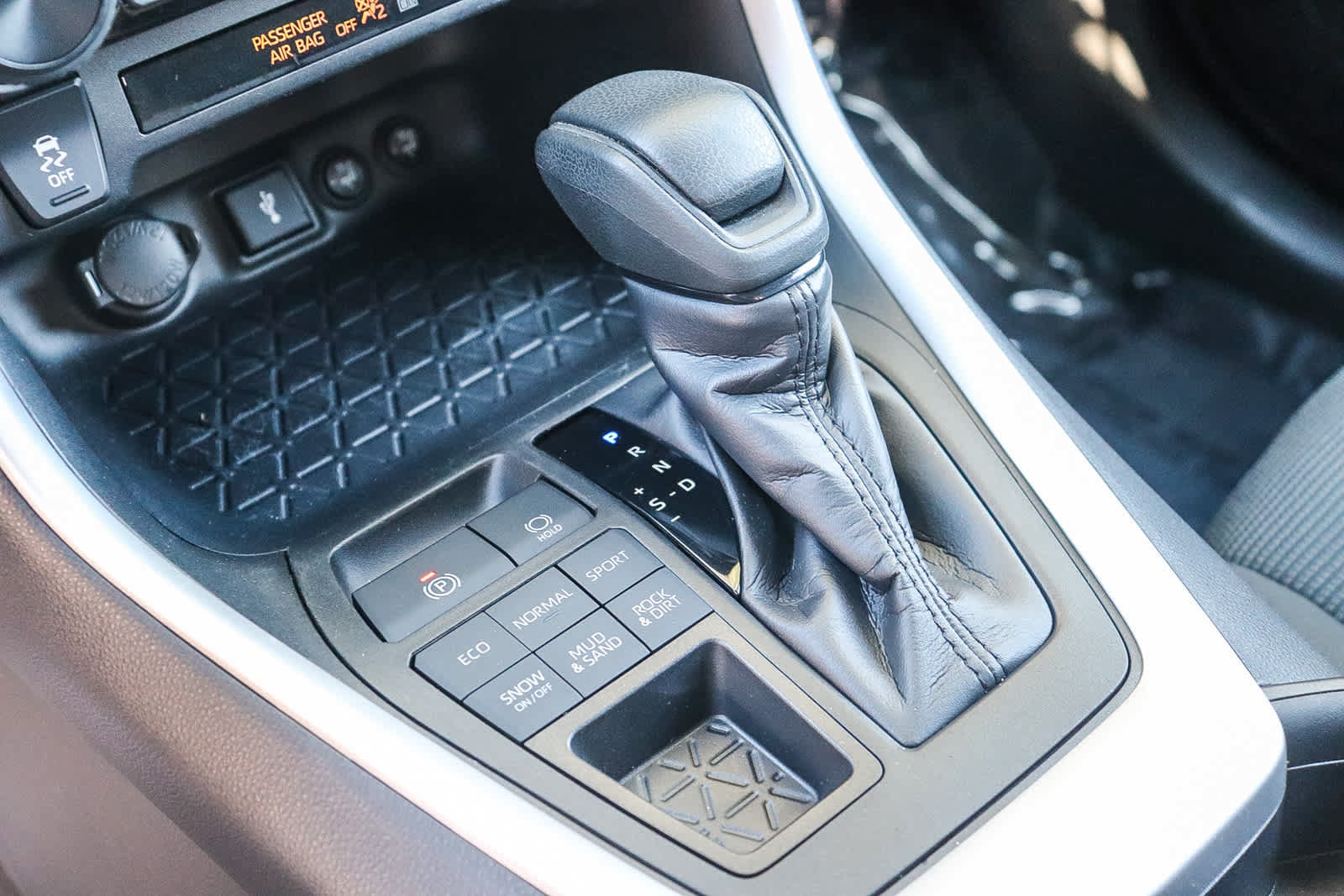 Used 2021 Toyota RAV4 LE AWD/4WD image 19