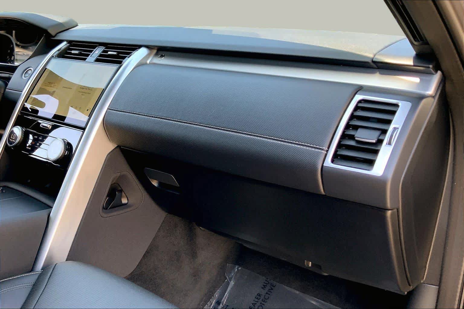 Used 2025 Land Rover Discovery Dynamic SE AWD/4WD image 17