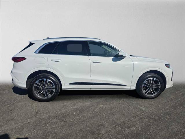 Used 2025 Audi Q5 Premium w/ Convenience Package AWD/4WD image 2