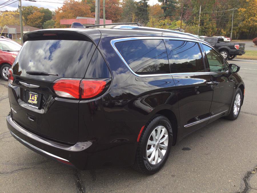 Used 2019 Chrysler Pacifica Touring-L image 5