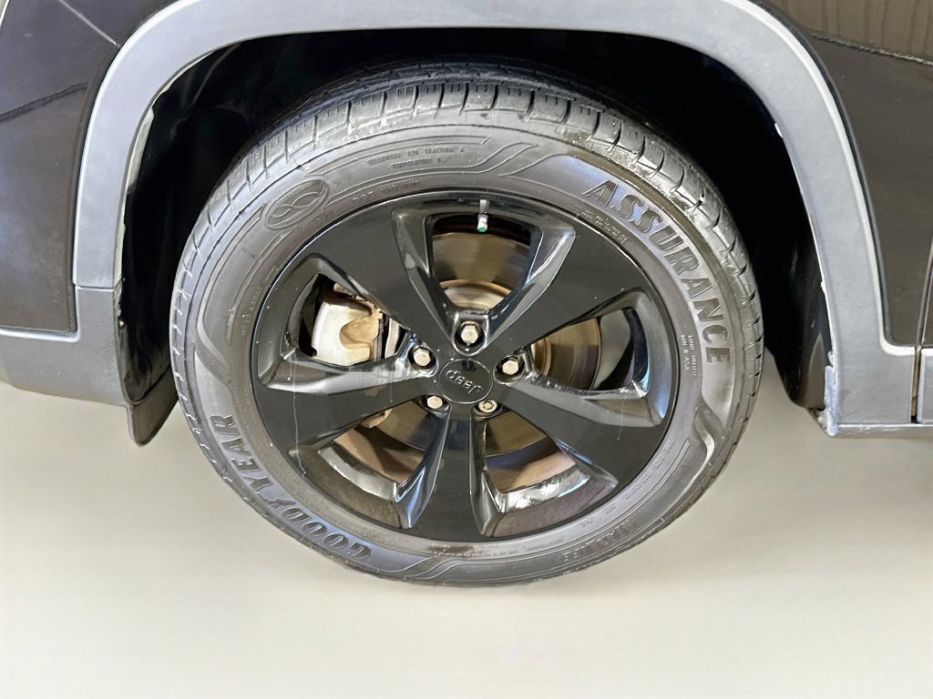 Used 2019 Jeep Cherokee Latitude Plus FWD image 40