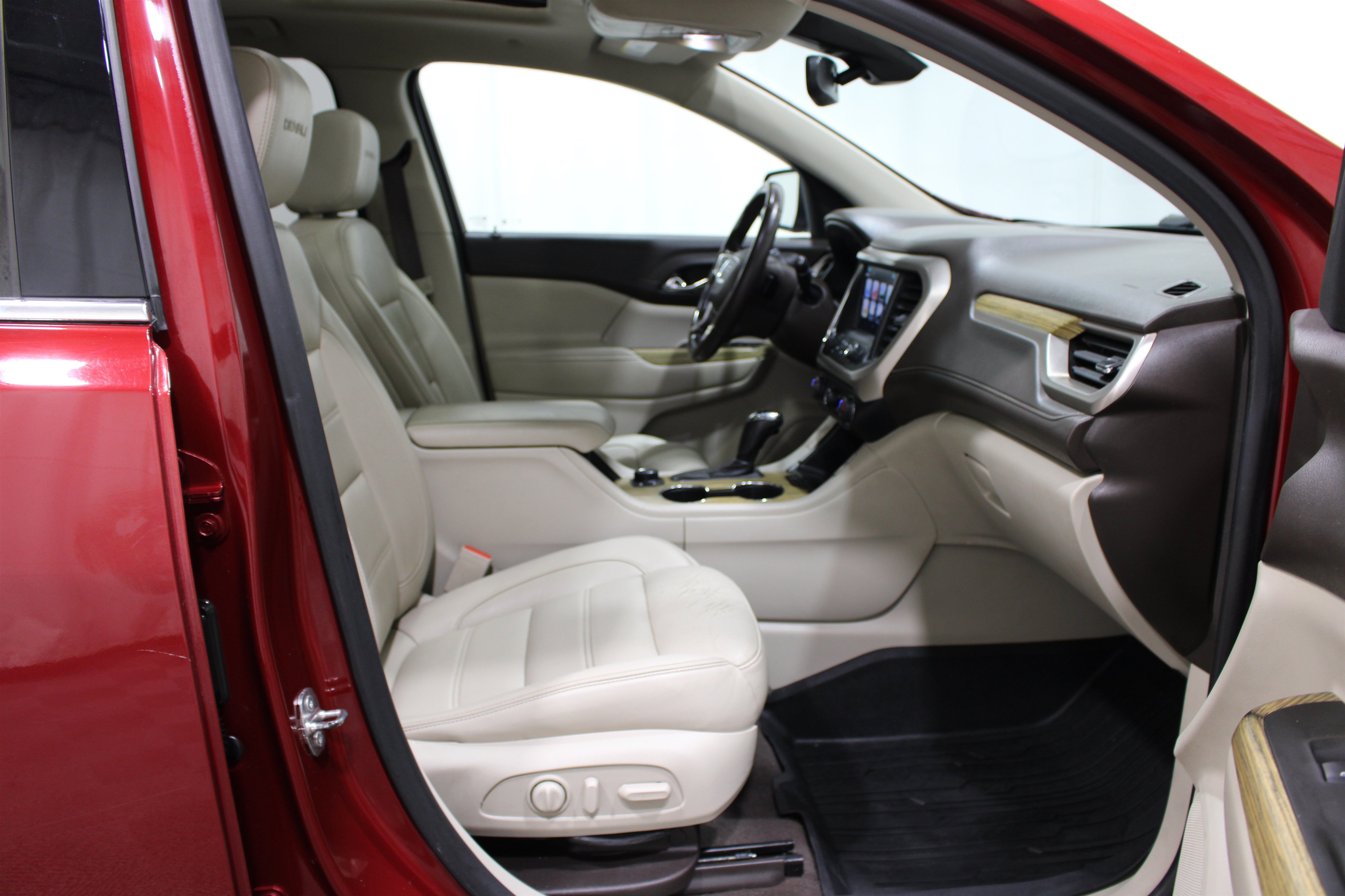 Used 2019 GMC Acadia Denali w/ Technology Package AWD/4WD image 30