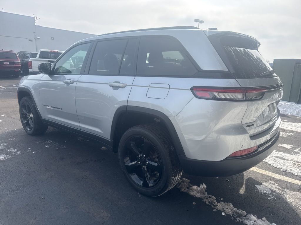 Used 2024 Jeep Grand Cherokee Altitude image 5