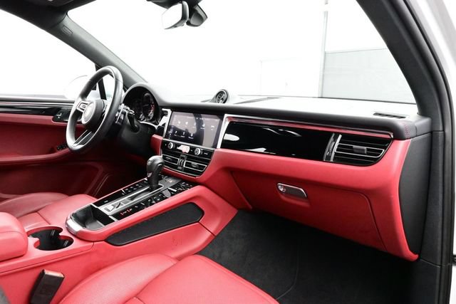 Certified 2025 Porsche Macan AWD/4WD image 18
