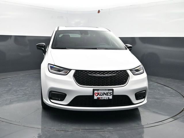 New 2026 Chrysler Pacifica Select image 2