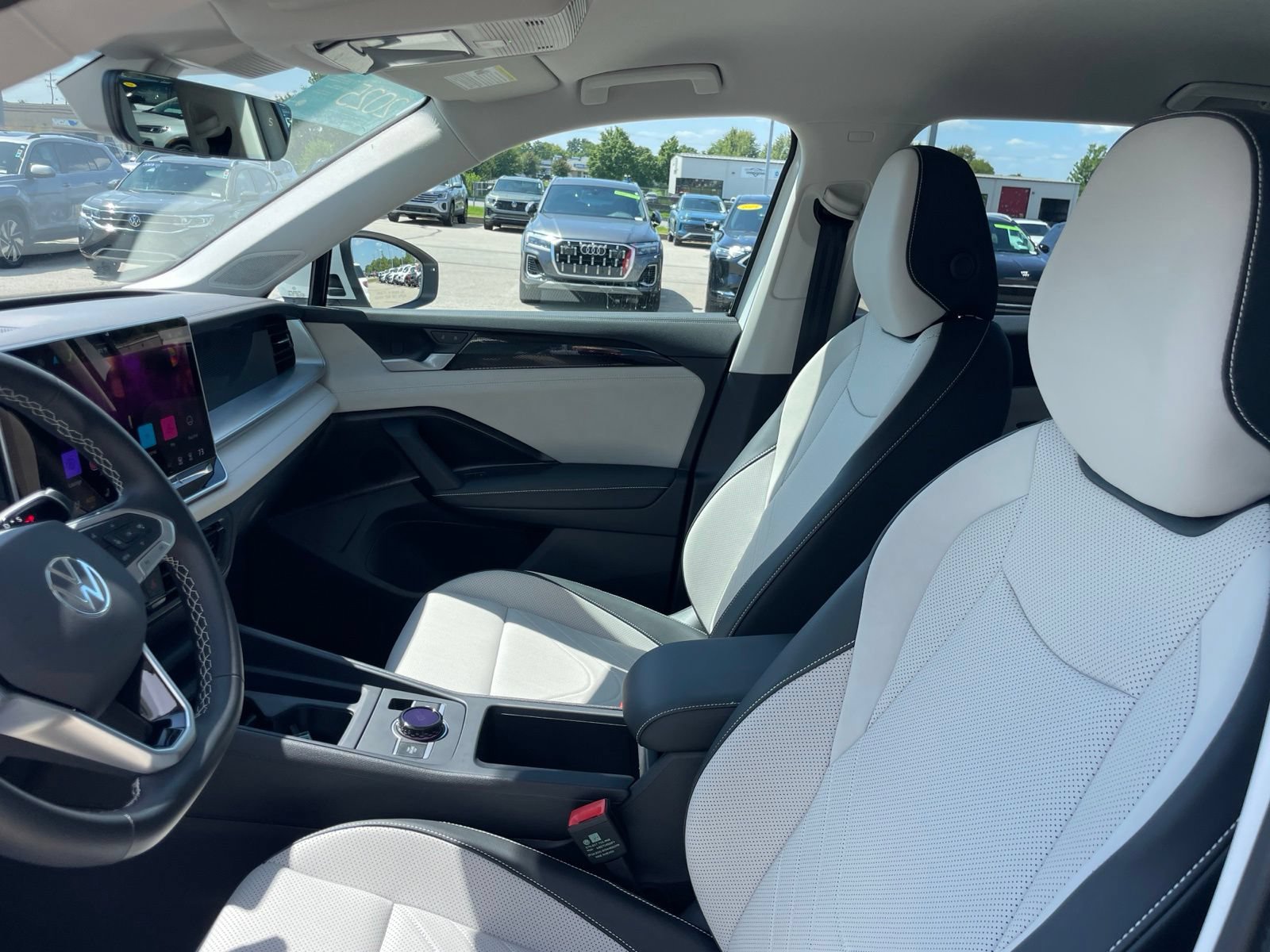 Certified 2025 Volkswagen Tiguan SE FWD image 19