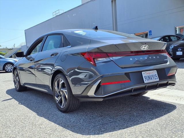 Used 2025 Hyundai Elantra Limited image 3