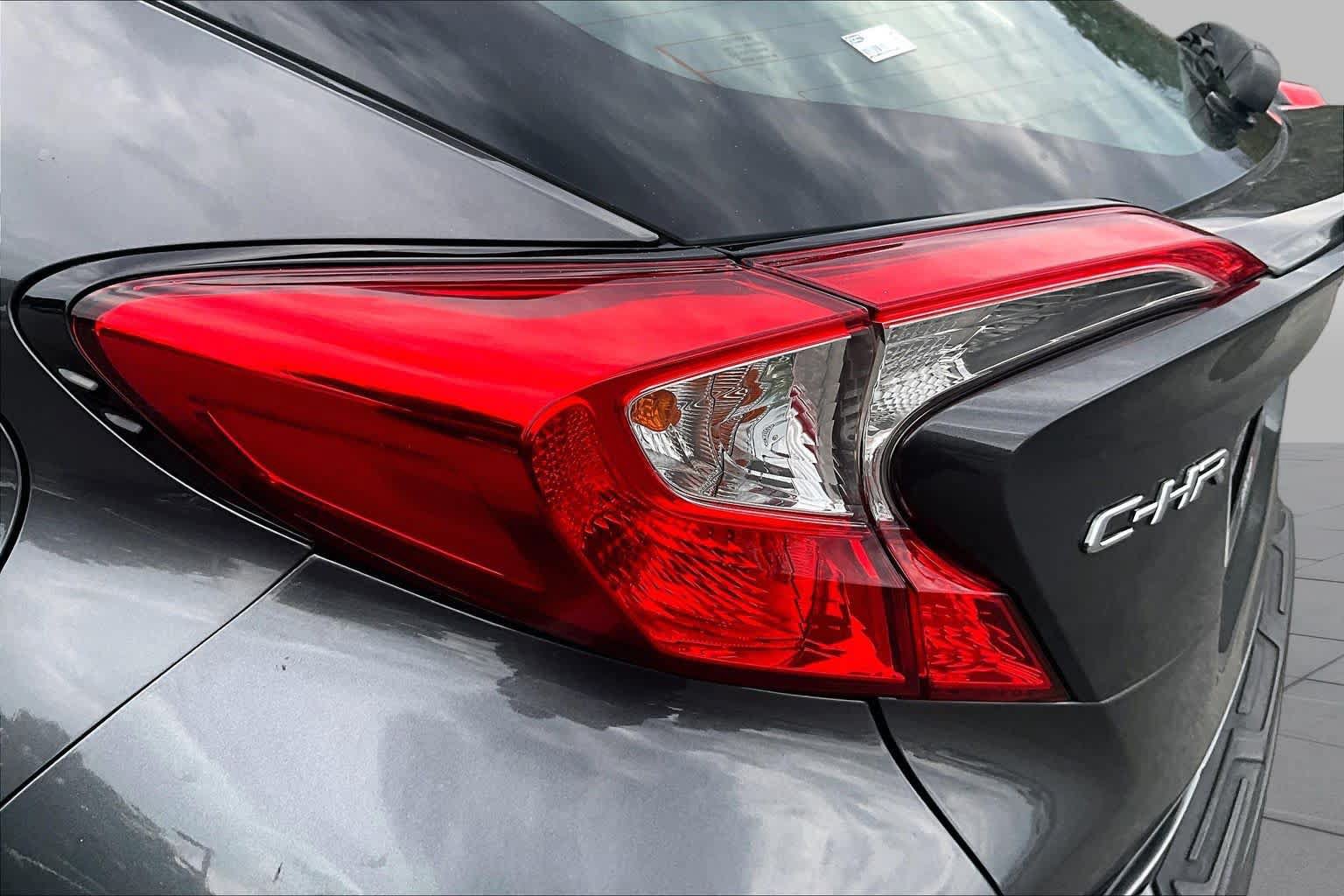 Used 2018 Toyota C-HR XLE FWD image 28