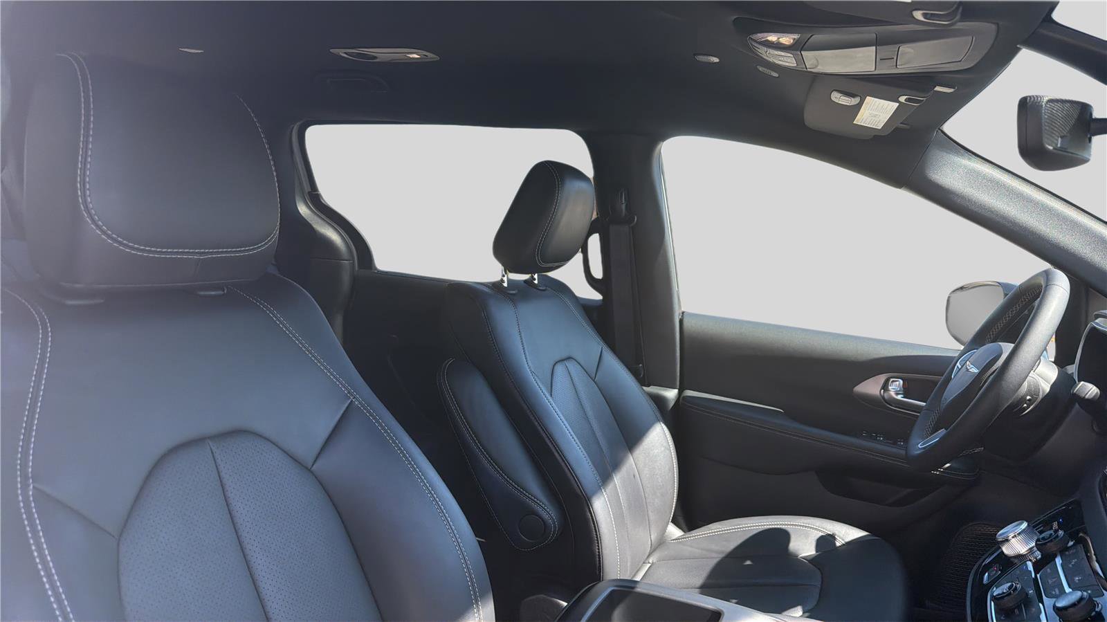 Used 2025 Chrysler Pacifica Select image 23