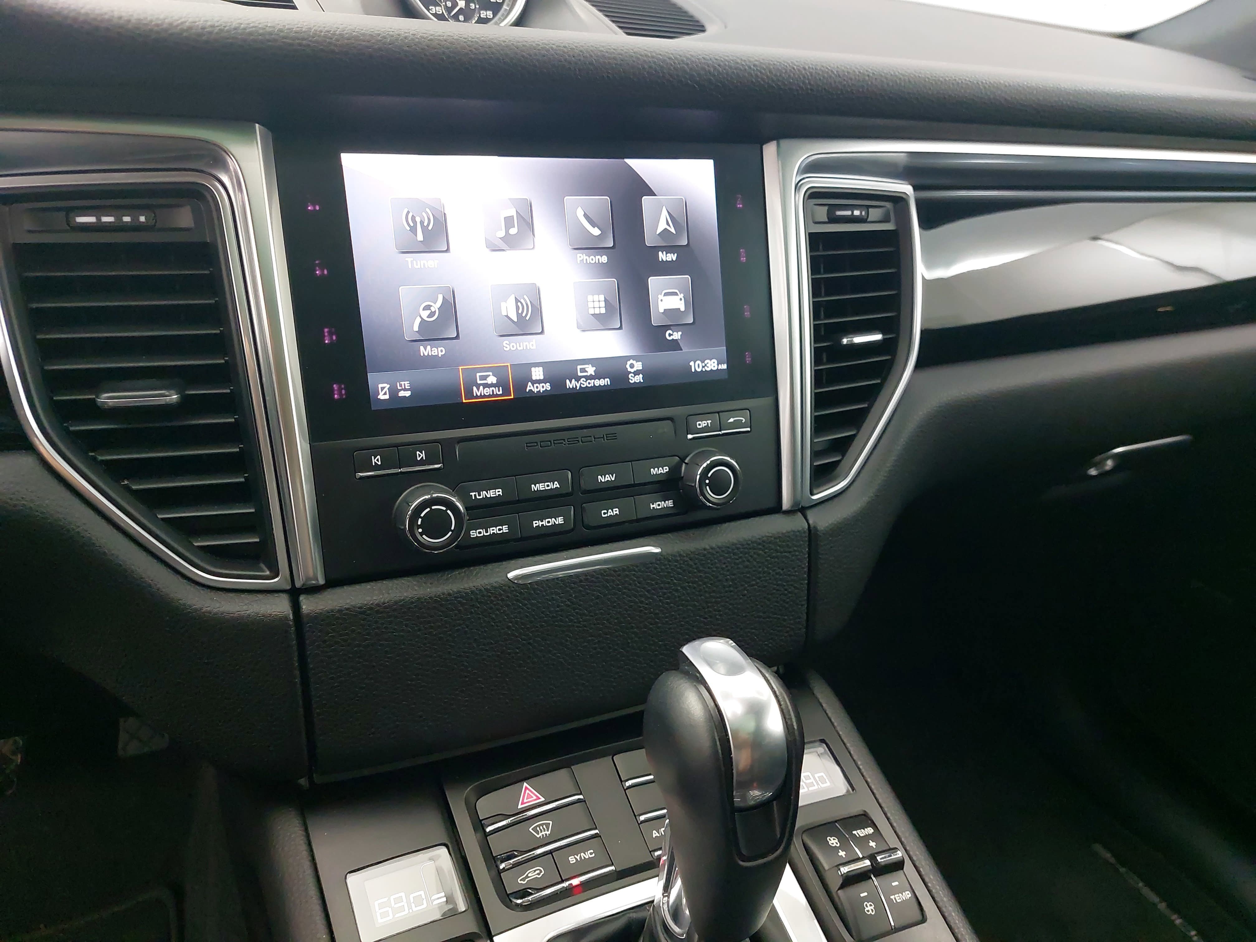 Certified 2018 Porsche Macan image 22