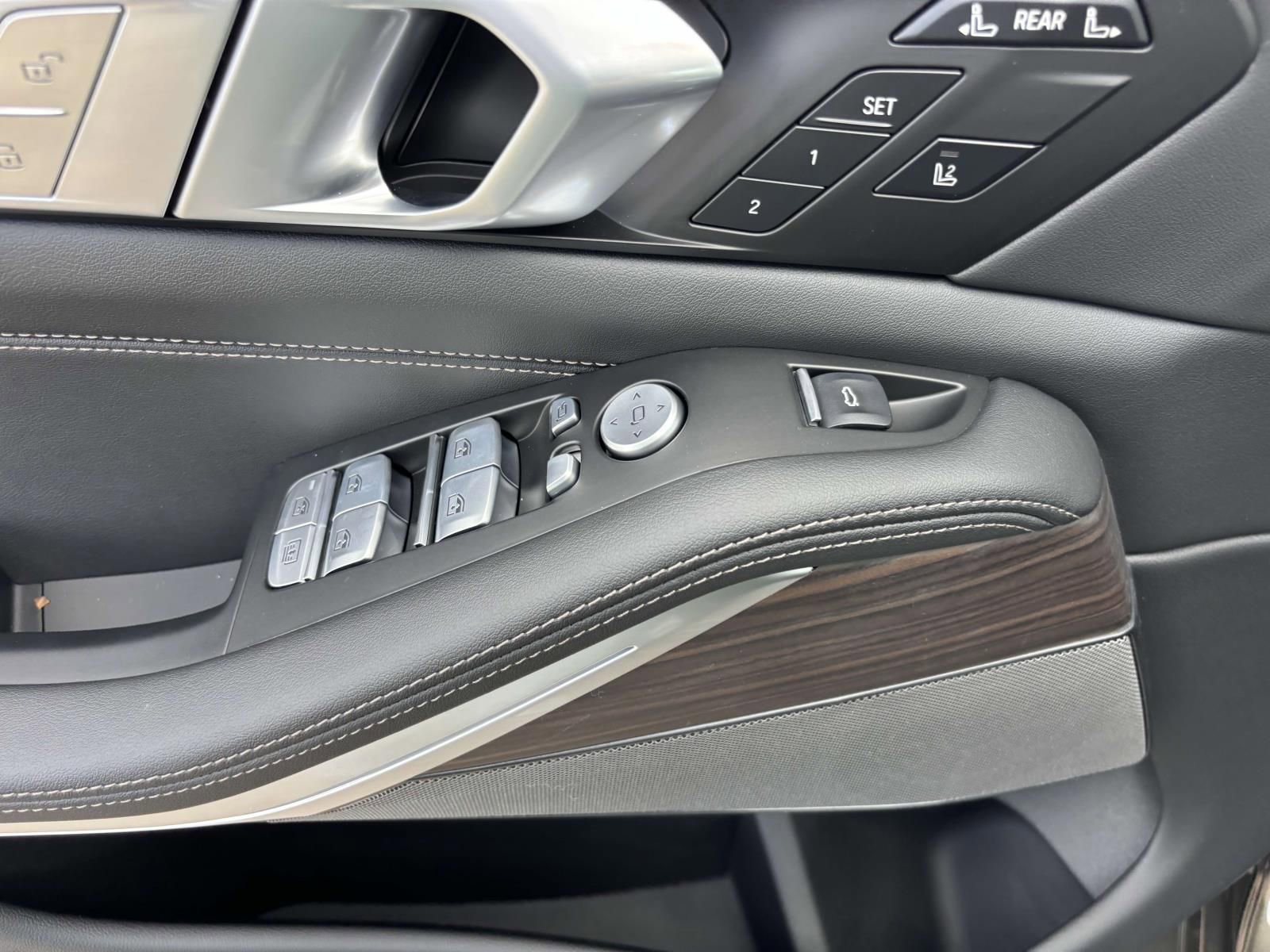 New 2026 BMW X7 xDrive40i w/ Premium Package image 13