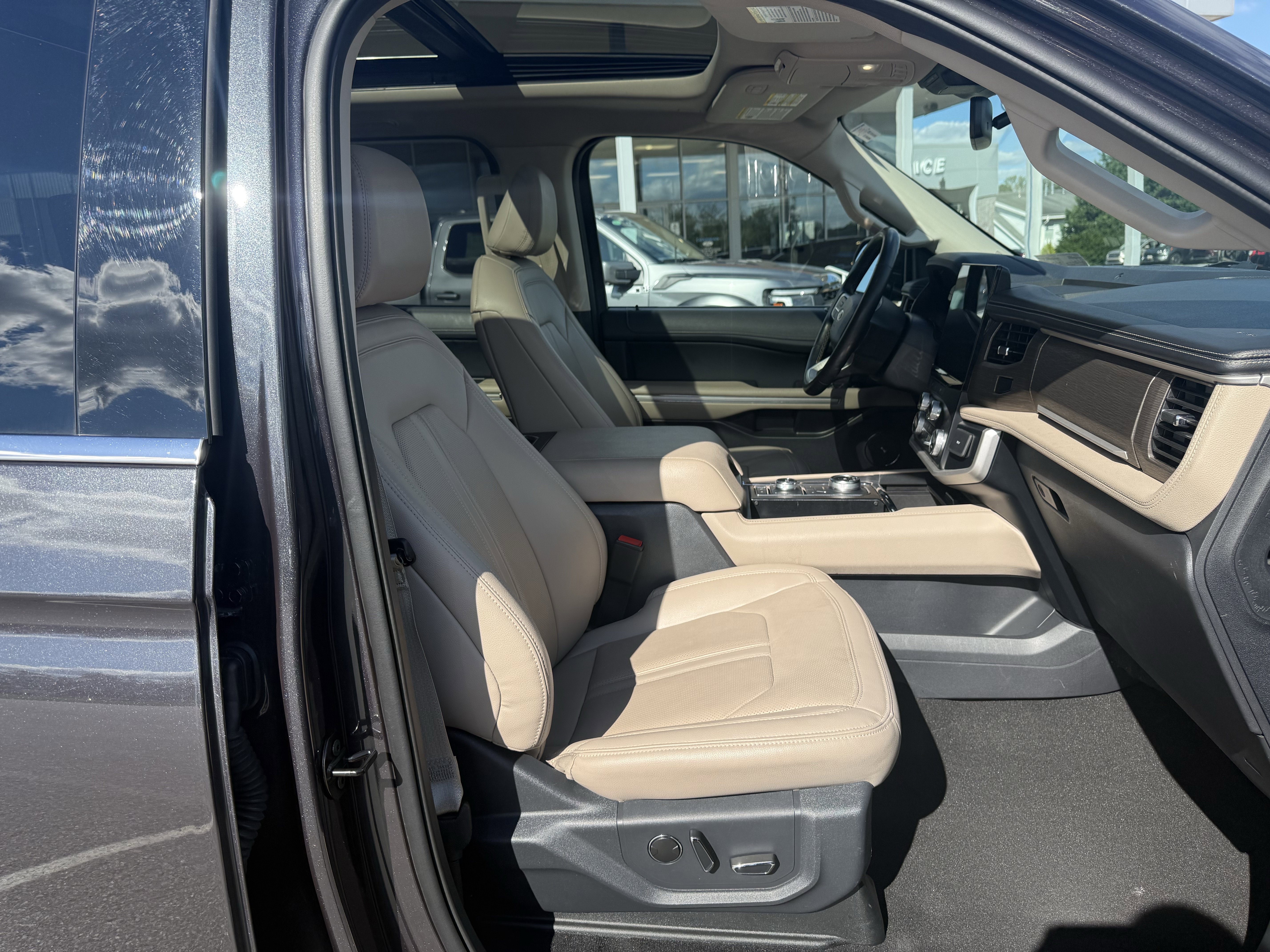Used 2024 Ford Expedition Limited image 38