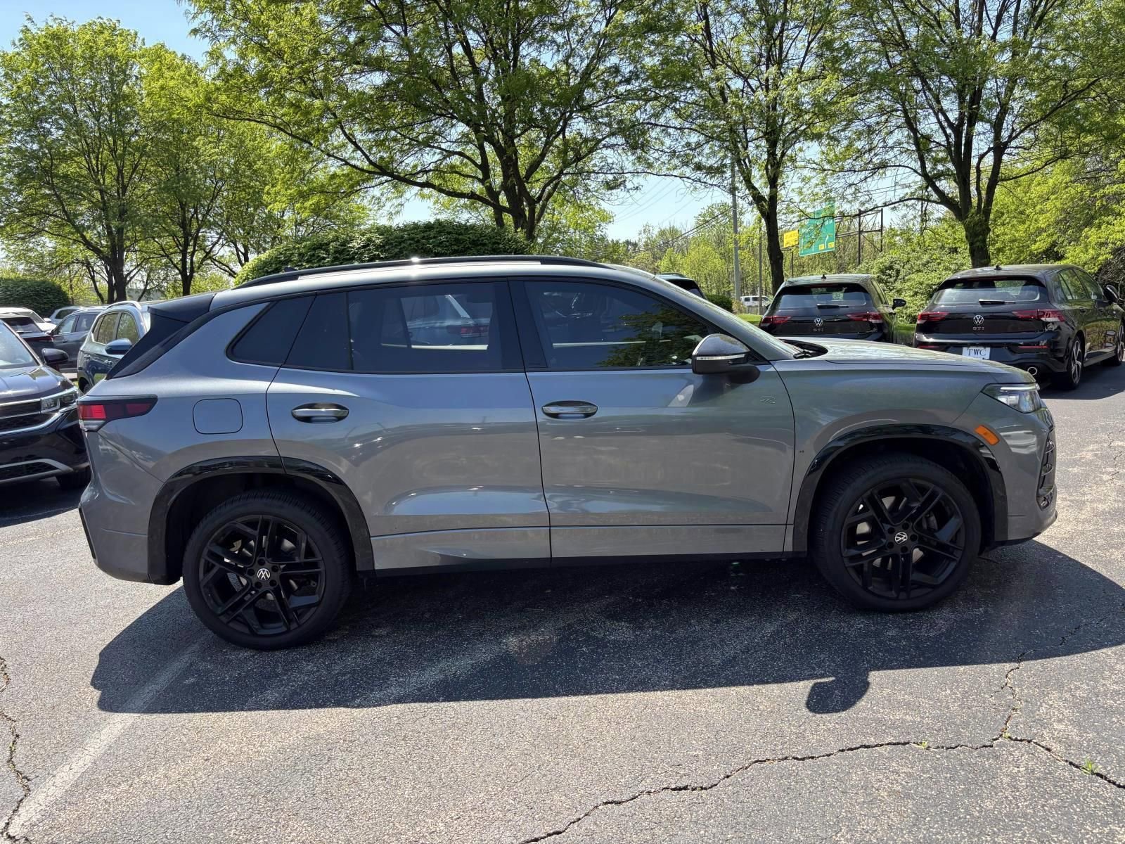Used 2025 Volkswagen Tiguan SE R-Line AWD/4WD image 4