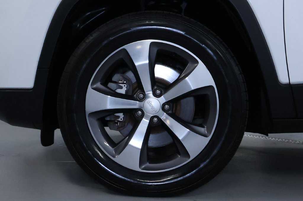 Used 2019 Jeep Cherokee Limited AWD/4WD image 37