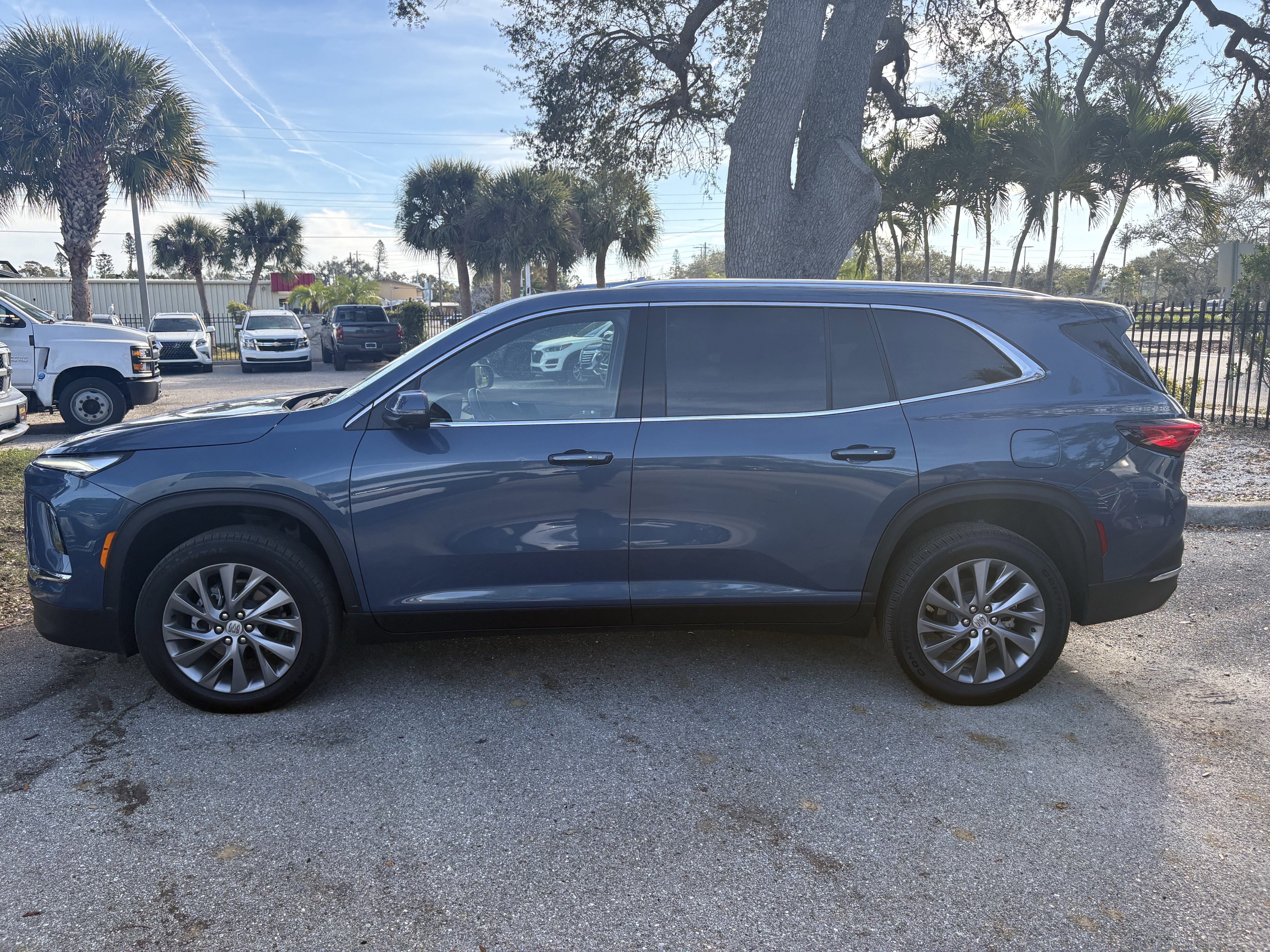 Used 2025 Buick Enclave Preferred image 4