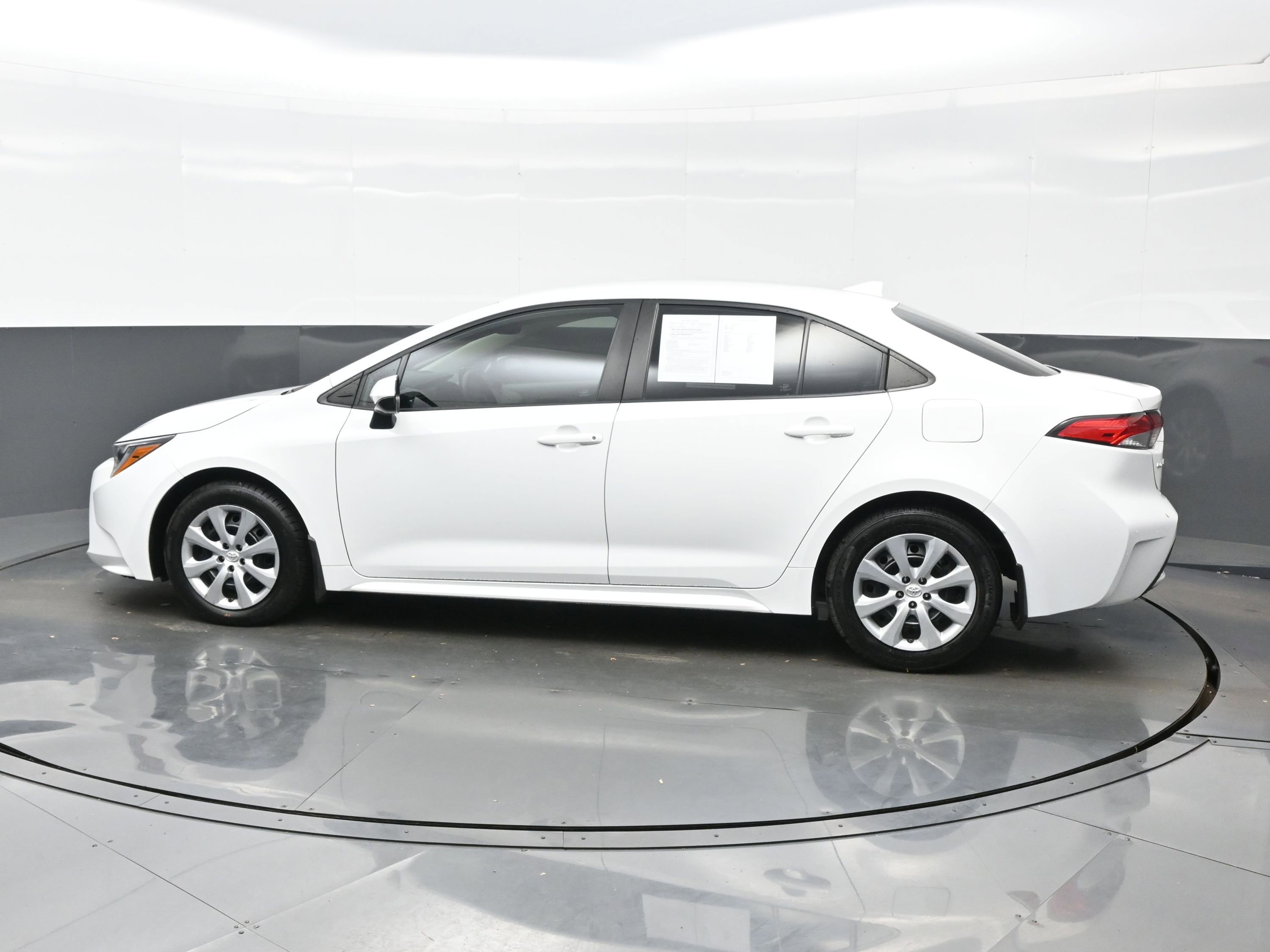 Used 2022 Toyota Corolla LE image 3
