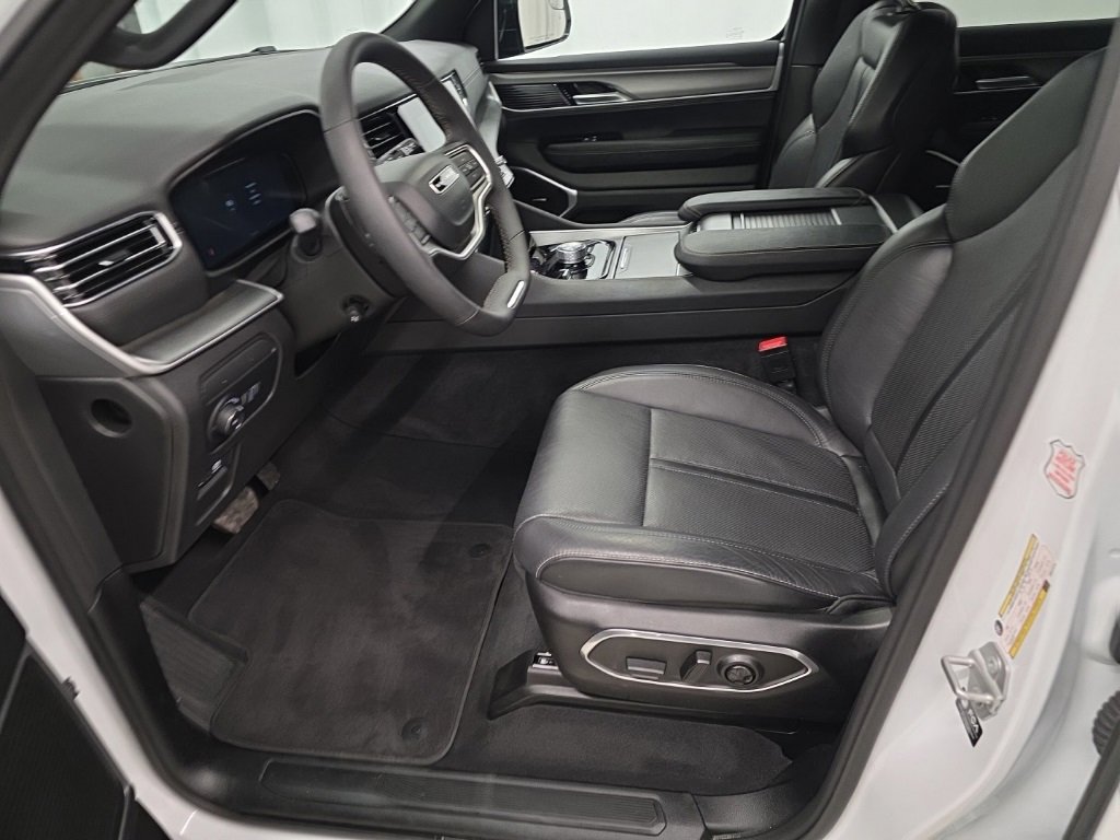 Used 2025 Jeep Wagoneer L Series II image 13