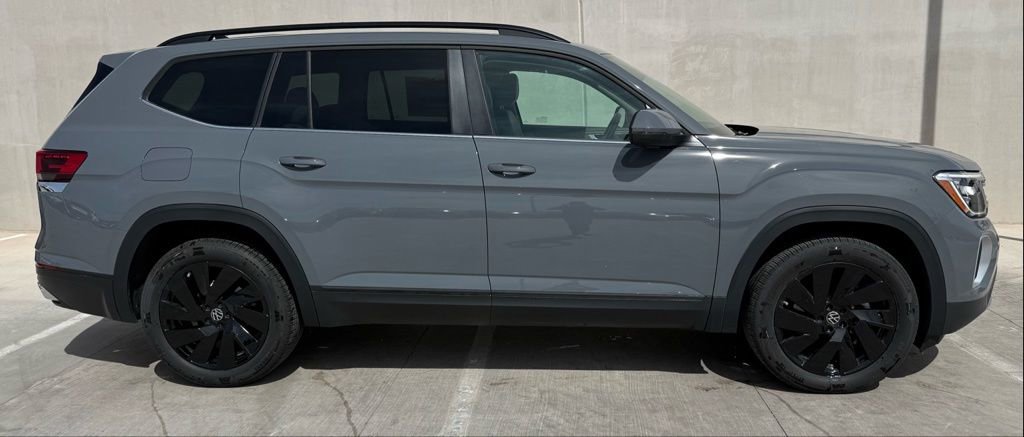 Certified 2025 Volkswagen Atlas SE image 2
