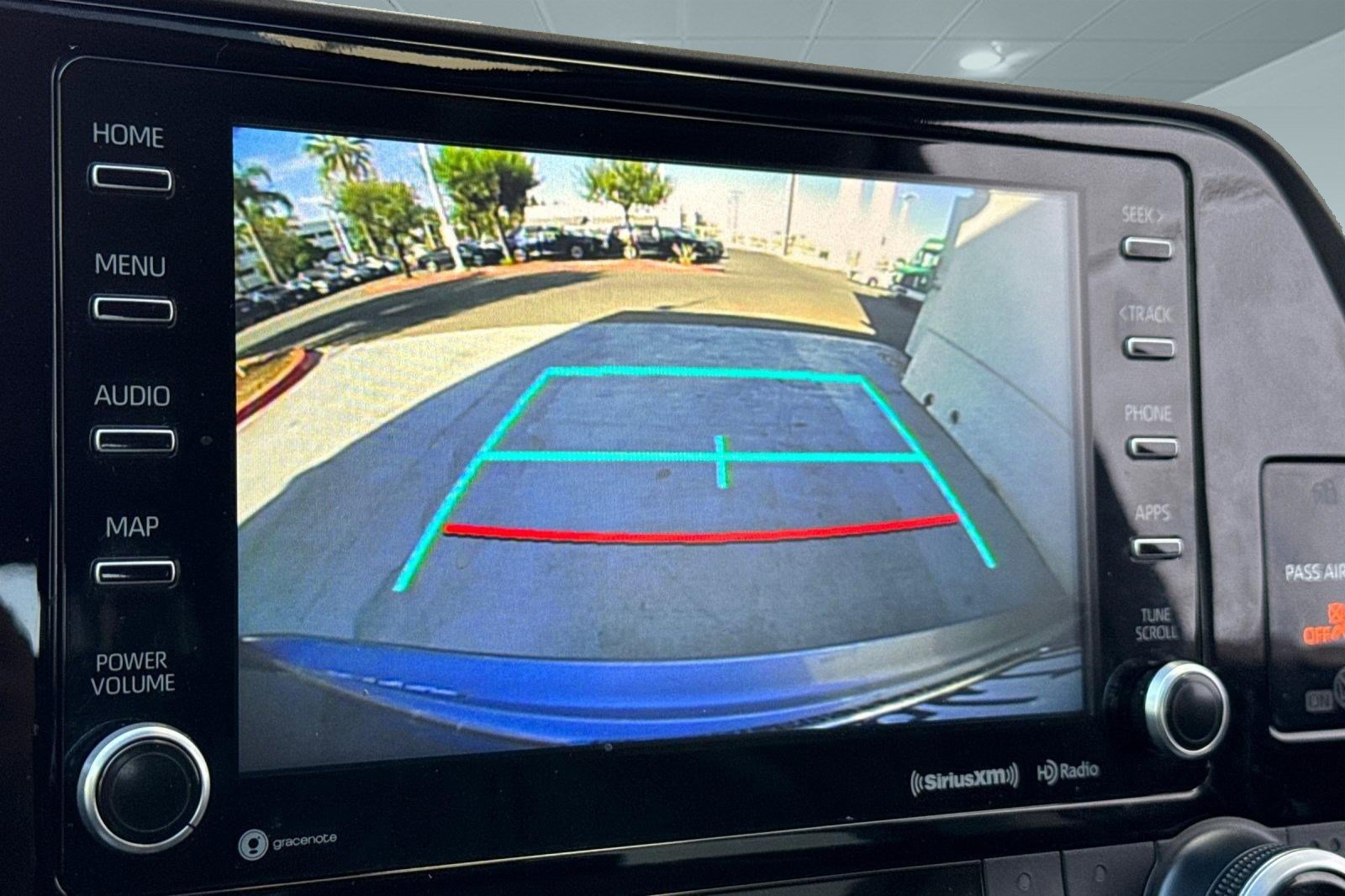 Used 2022 Toyota Highlander XLE FWD image 18