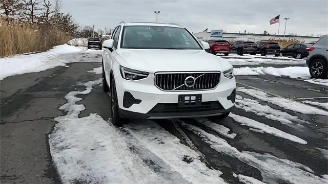 Used 2025 Volvo XC40 B5 Core image 2
