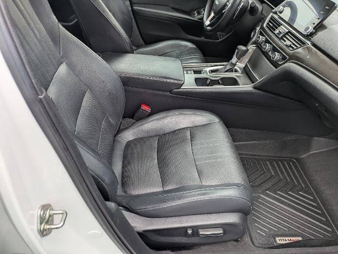 Used 2018 Honda Accord Touring image 11