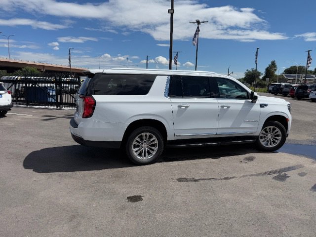 Used 2023 GMC Yukon XL SLT AWD/4WD image 35