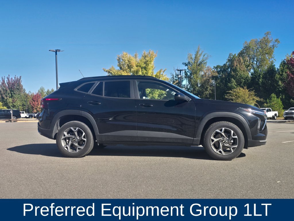 Used 2025 Chevrolet Trax LT w/ LT Convenience Package FWD image 2