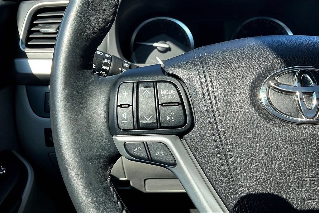 Used 2018 Toyota Highlander Limited Platinum AWD/4WD image 11