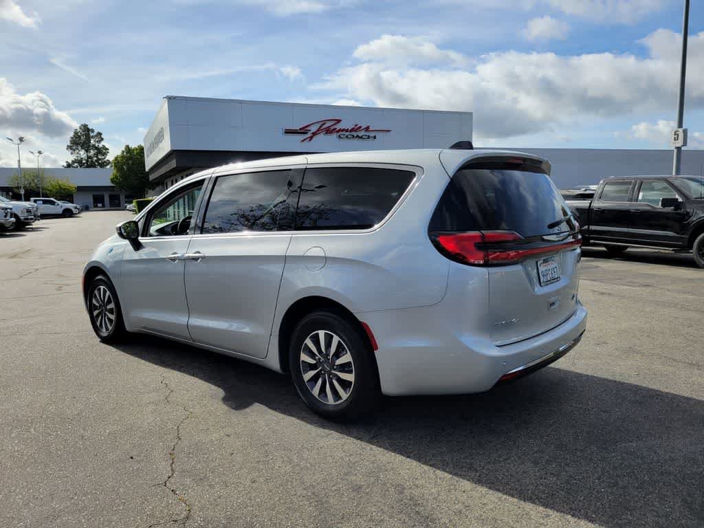 Used 2023 Chrysler Pacifica Touring-L image 3