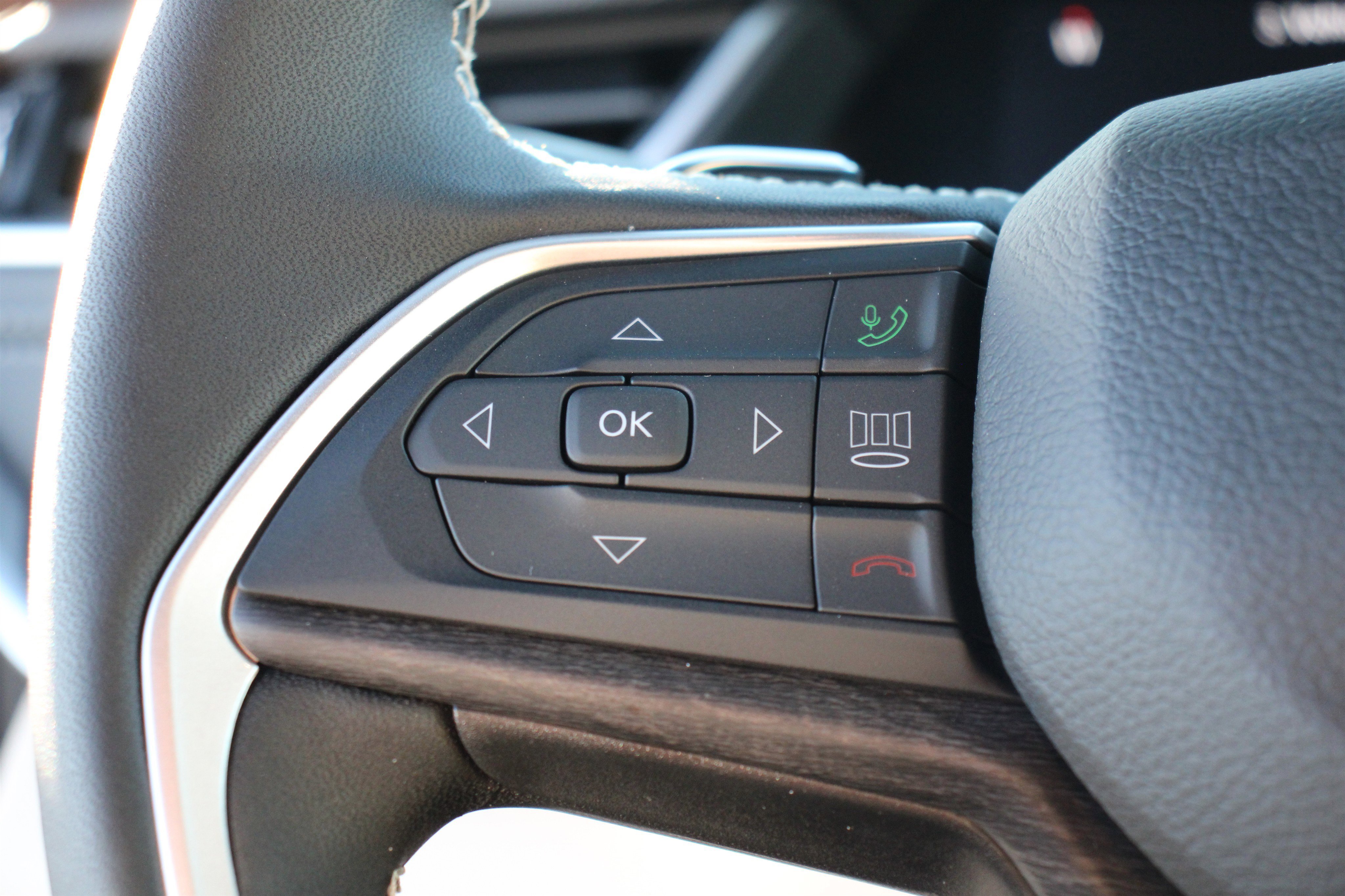 New 2025 Jeep Grand Cherokee Limited w/ Black Appearance Package image 9